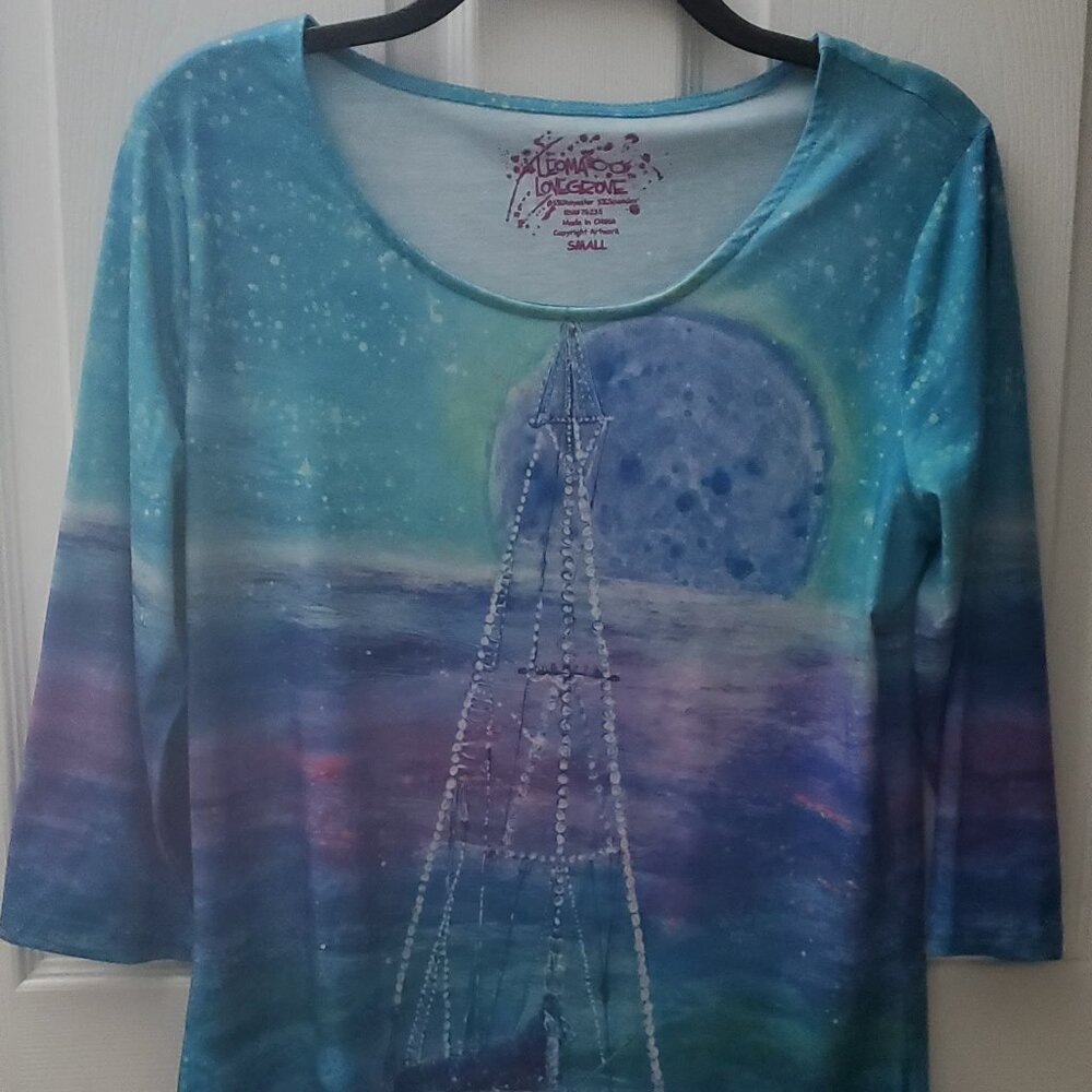 3/4 sleeved t-shirt.